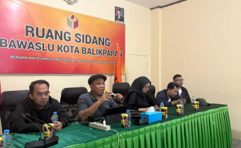 Anggota Bawaslu Provinsi Kalimantan Timur, Wamustofa Hamzah (2 dari kiri) menyampaikan pemaparan tata kerja dan pola hubungan Bawaslu.