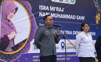 Anggota Bawaslu Kota Balikpapan, Hamrin,SH.,MH. memberikan ajakan reflektif bagi ratusan pelajar saat menjadi Pembina Upacara di SMK/SMA Airlangga Balikpapan, 