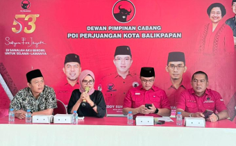 Ketua dan anggota Bawaslu Balikpapan bersama pimpinan partai PDI-Perjuangan Kota Balikpapan