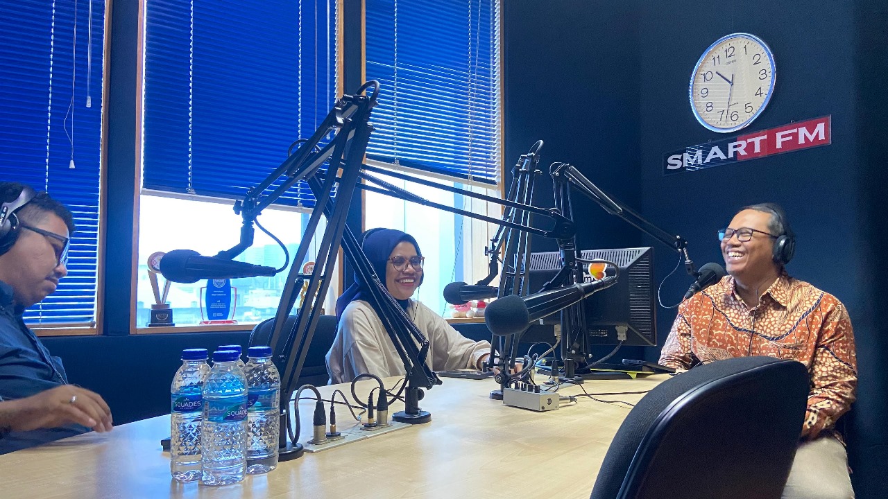 Wasanti, S.H., M.H selaku Ketua Bawaslu Kota Balikpapan menjadi narasumber di radio Smart.FM