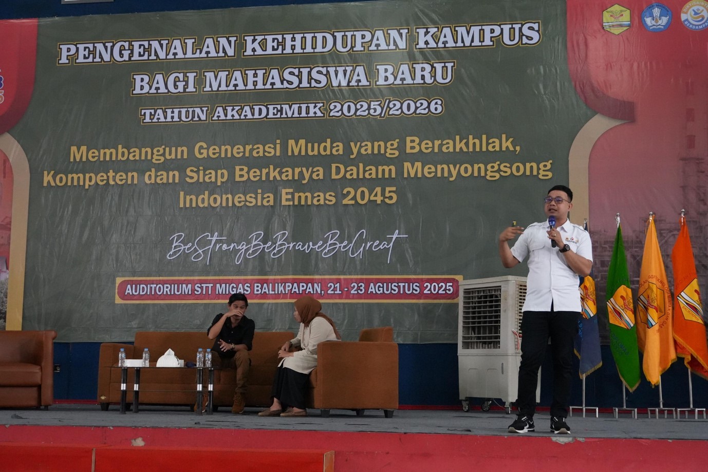 Anggota Bawaslu Kota Balikpapan Hamrin pada saat penyampaian materi di kegiatan PKKMB STT Migas Balikpapan, Jum’at (22/8/2025)