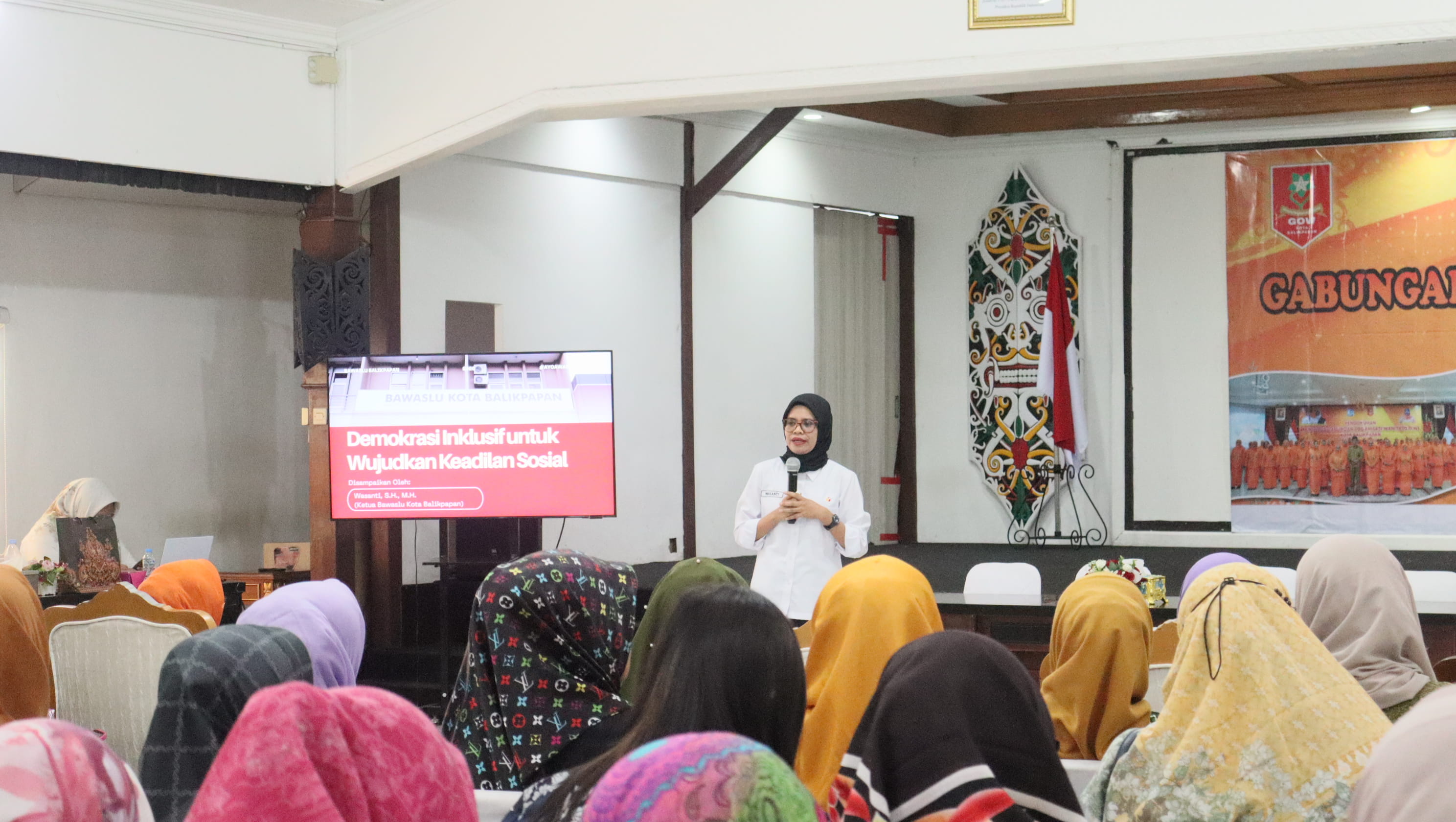 Ketua Bawaslu Kota Balikpapan, Wasanti, S.H., M.H. menyampaikan paparan didepan puluhan anggota Gabungan Organisasi Wanita