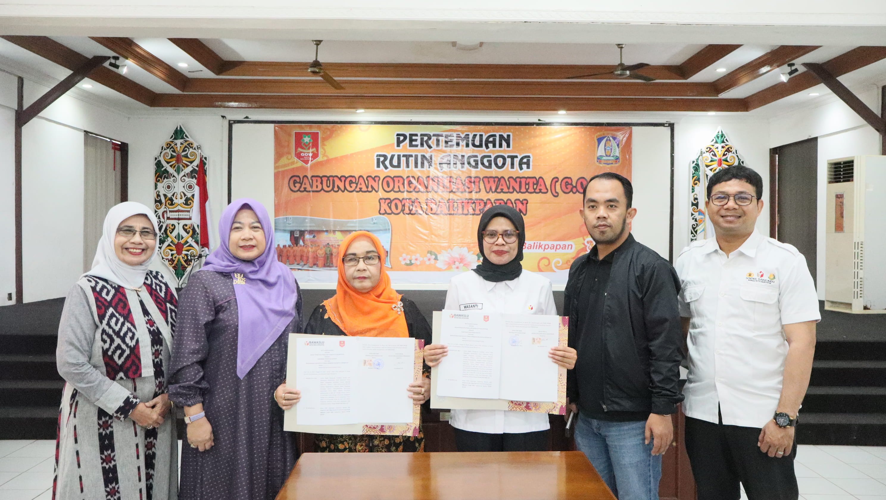 Ketua dan anggota Bawaslu Balikpapan (tiga dari kanan) melakukan penandatanganan Nota Kesepahaman (MoU) dengan Ketua GOW Balikpapan.