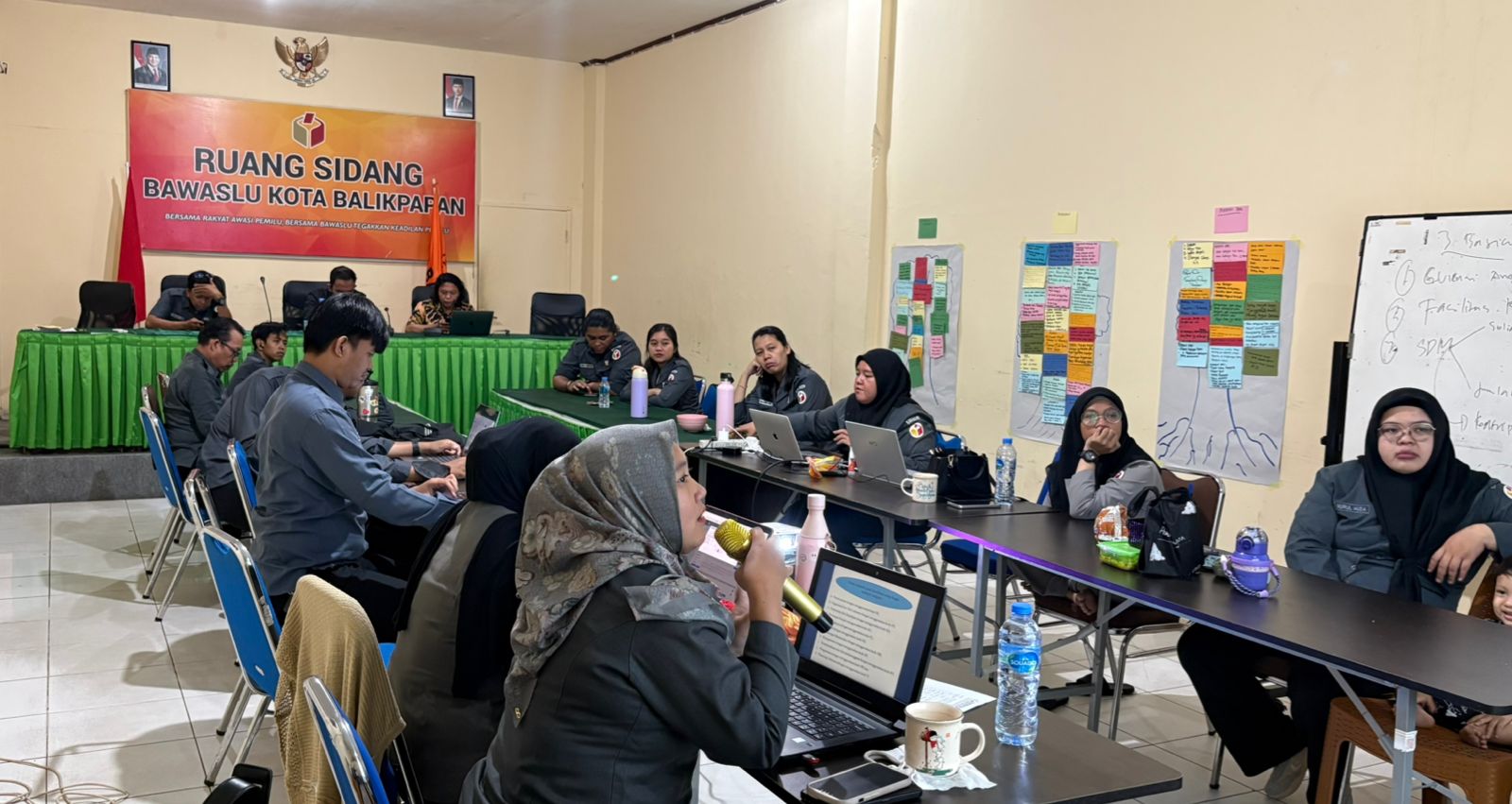 Vionita Dwi Anggiri saat menyampaikan materi dalam kegiatan BERDIKARI 