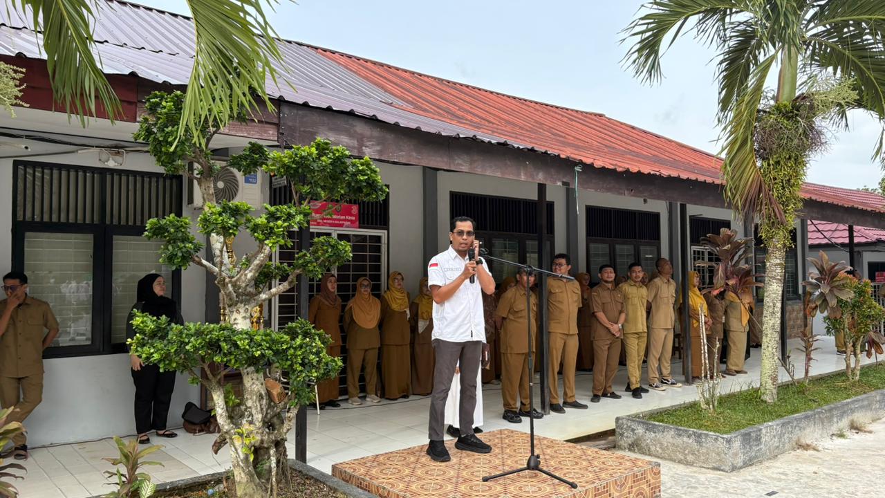 Anggota Bawaslu Balikpapan, Ahmadi Azis memberikan amanat upacara didepan puluhan siswa SMAN Kota Balikpapan