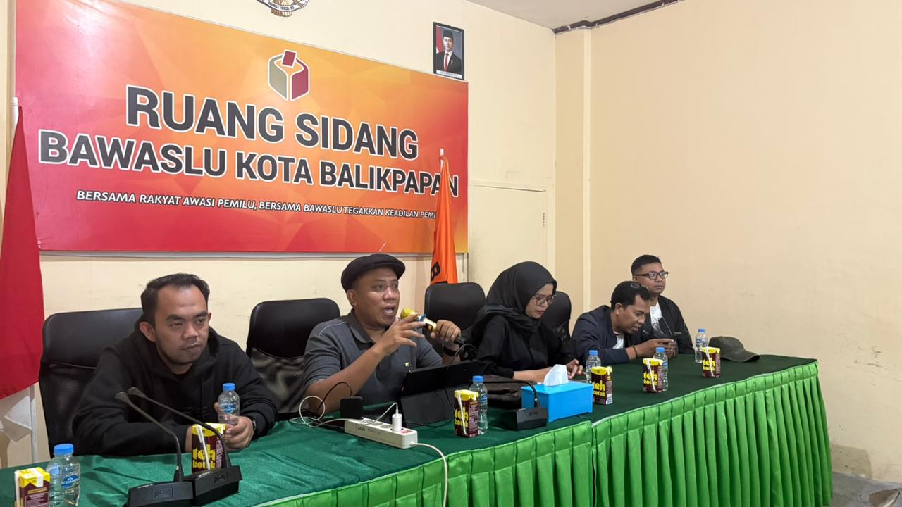 Anggota Bawaslu Provinsi Kalimantan Timur, Wamustofa Hamzah (2 dari kiri) menyampaikan pemaparan tata kerja dan pola hubungan Bawaslu.