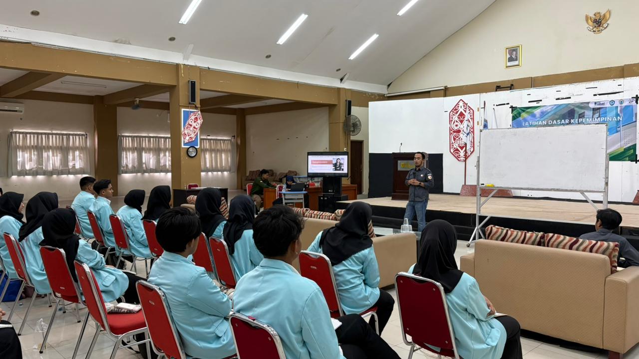 Anggota Bawaslu Kota Balikpapan, Agus Sudirman, SE.,ME. menyampaikan paparan di kegiatan LDKM.