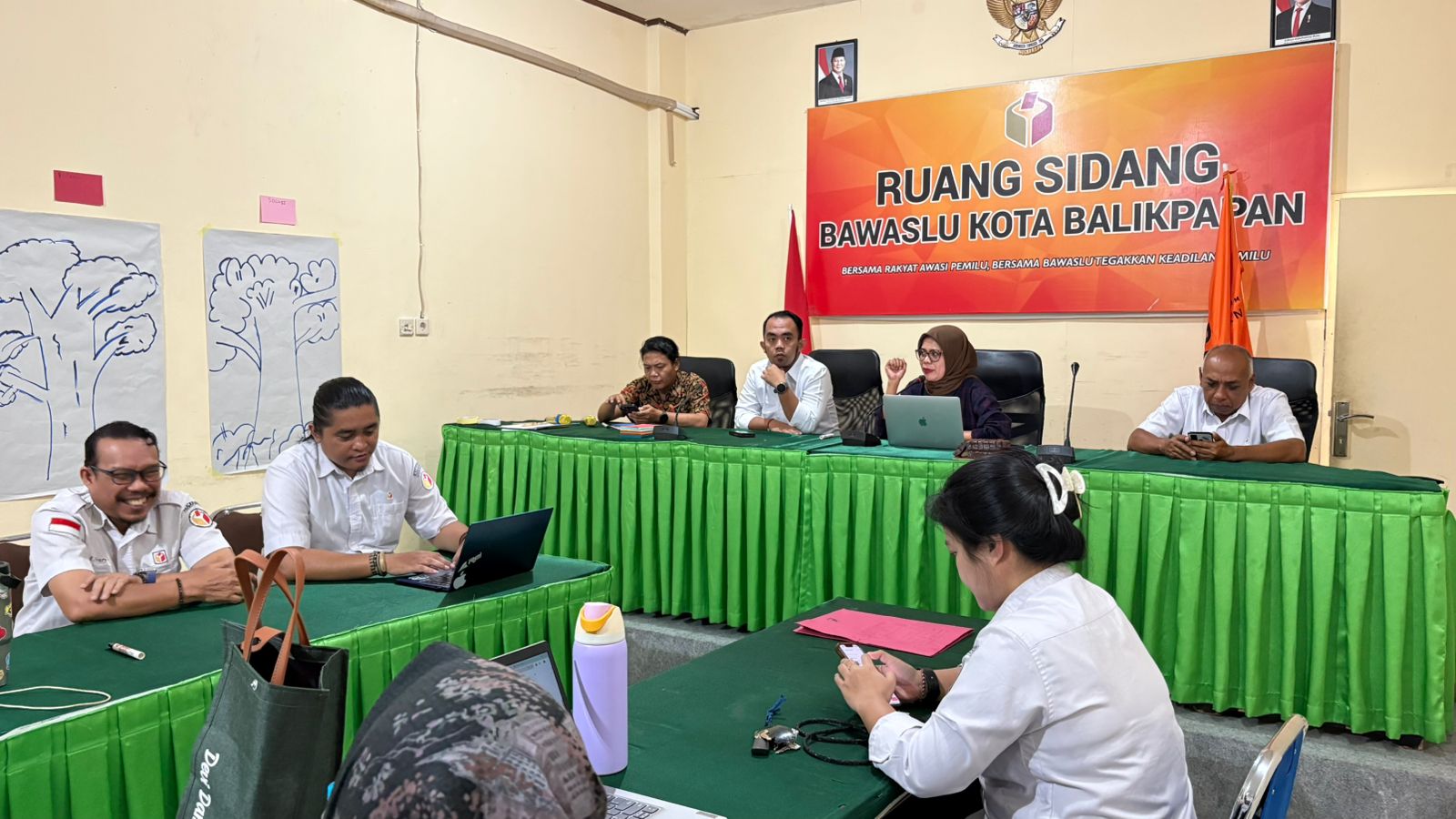 Ketua Bawaslu Balikpapan memimpin rapat penyusunan Program Bawaslu Balikpapan Tahun 2026
