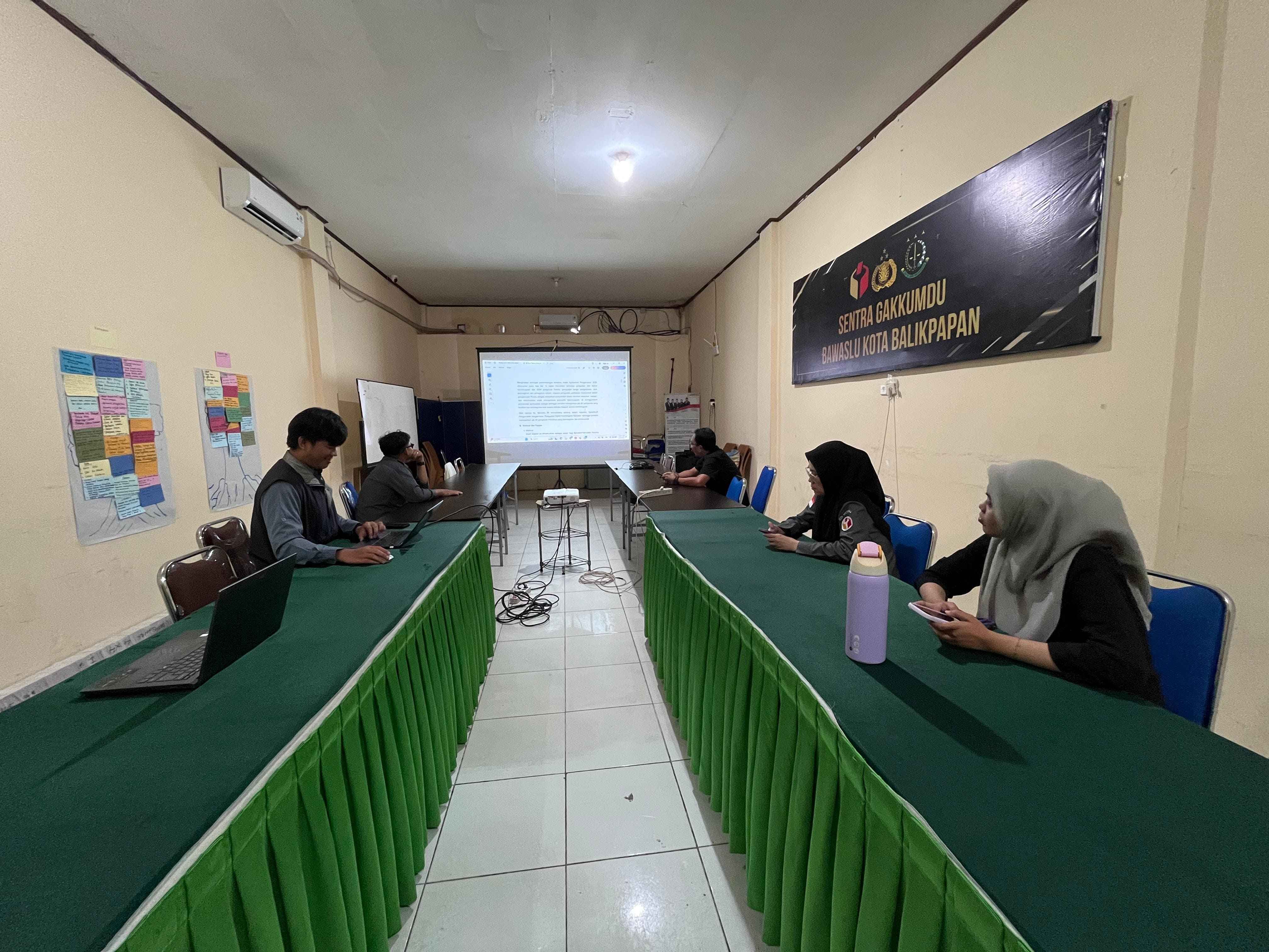 Anggota Bawaslu Kota Balikpapan Ahmadi Azis Pimpin Rapat Evaluasi Program PPH.