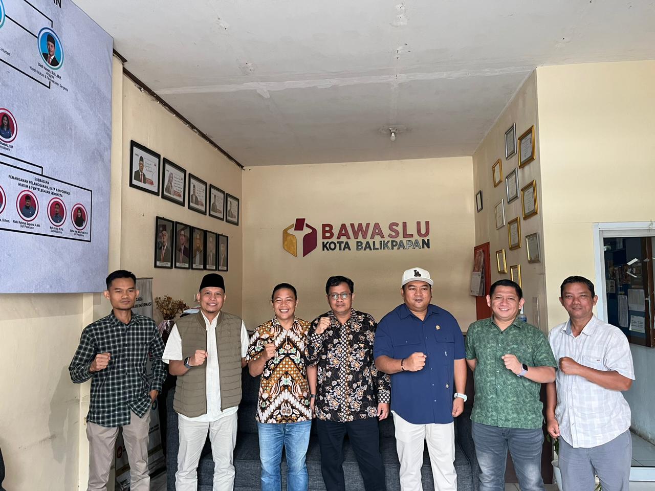 Anggota Bawaslu Kota Balikpapan bersama Rombongan Komisi I DPRD