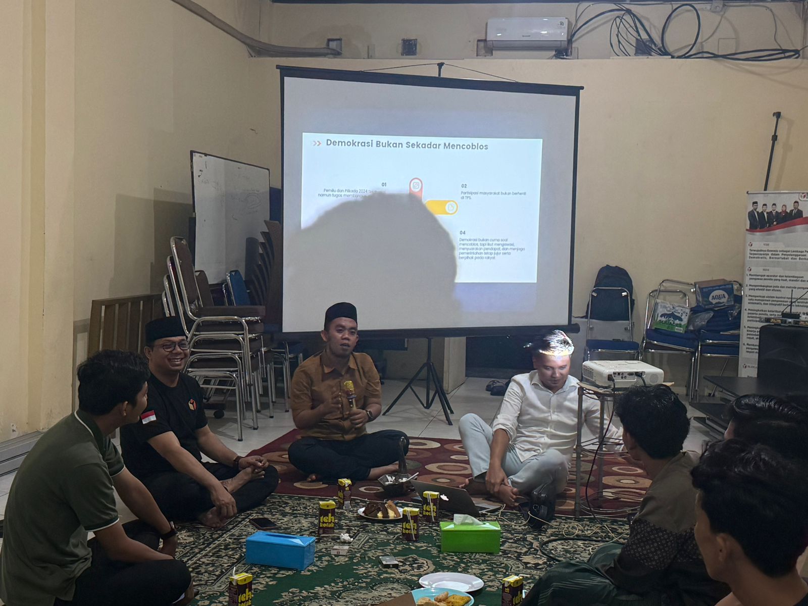 Anggota Bawaslu Balikpapan, Agus Sudirman melakukan konsolidasi demokrasi bersama HMI Kota Balikpapan