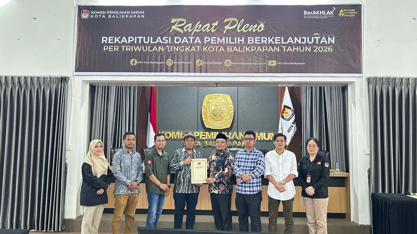 Anggota Bawaslu Provinsi Kalimantan Timur, Wamustofa Hamzah menerima BA Hasil Pleno Rekapitulasi Data Pemilih Berkelanjutan (DPB) Triwulan I Tahun 2026 dari KPU Kota Balikpapan.