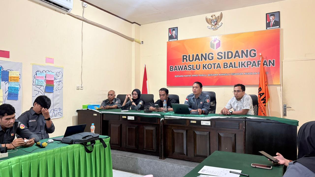 Ketua dan Anggota Bawaslu Kota Balikpapan memimpin Rapat Persiapan Pengawasan Pemutakhiran Data Partai Politik Berkelanjutan dan Konsolidasi Partai Politik se-Kota Balikapapan