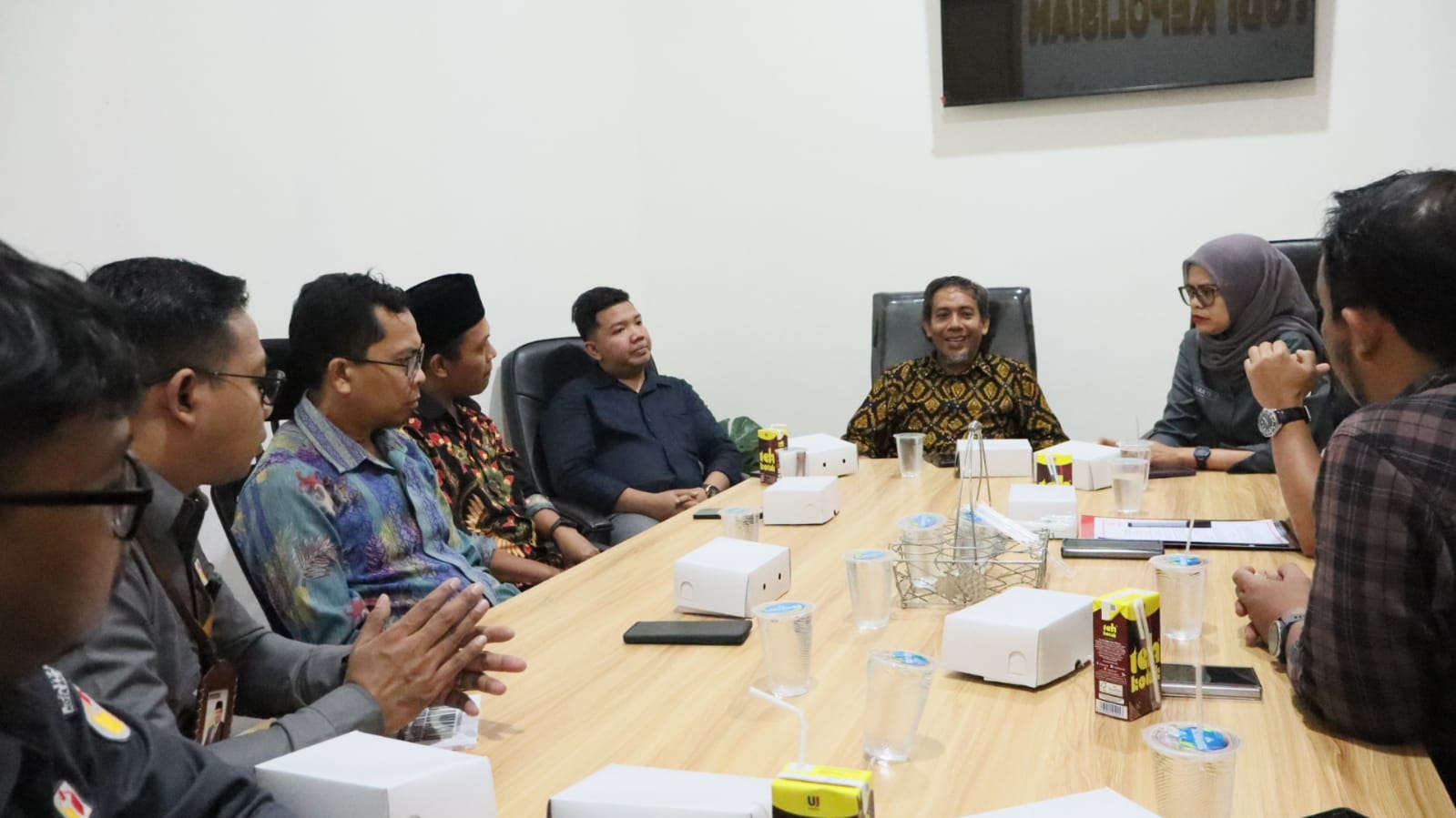 Ketua dan anggota Bawaslu Kota Balikpapan bersama Rektor dan perwakilan Fakultas Hukum Universitas Balikpapan (UNIBA).