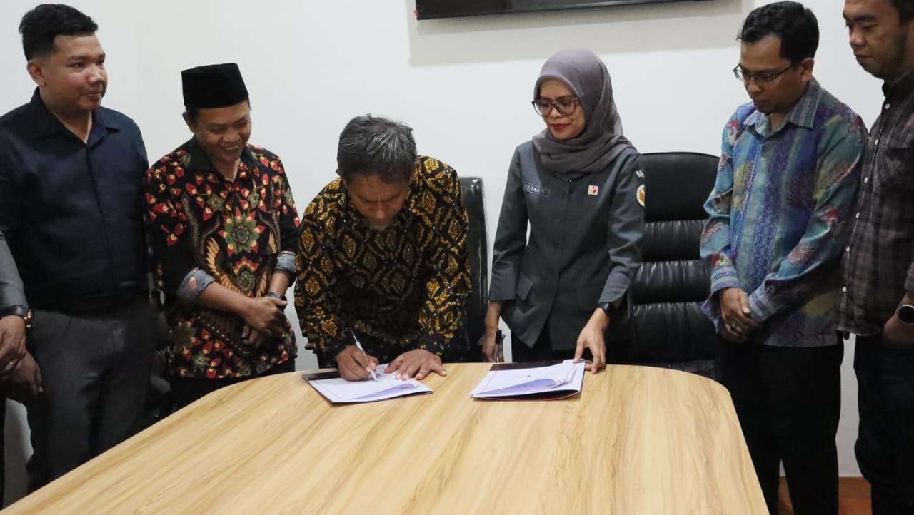 Ketua Bawaslu Balikpapan dan Dekan FH Uniba melakukan penandatanganan Nota Kesepahaman (Memorandum of Understanding / MoU) 