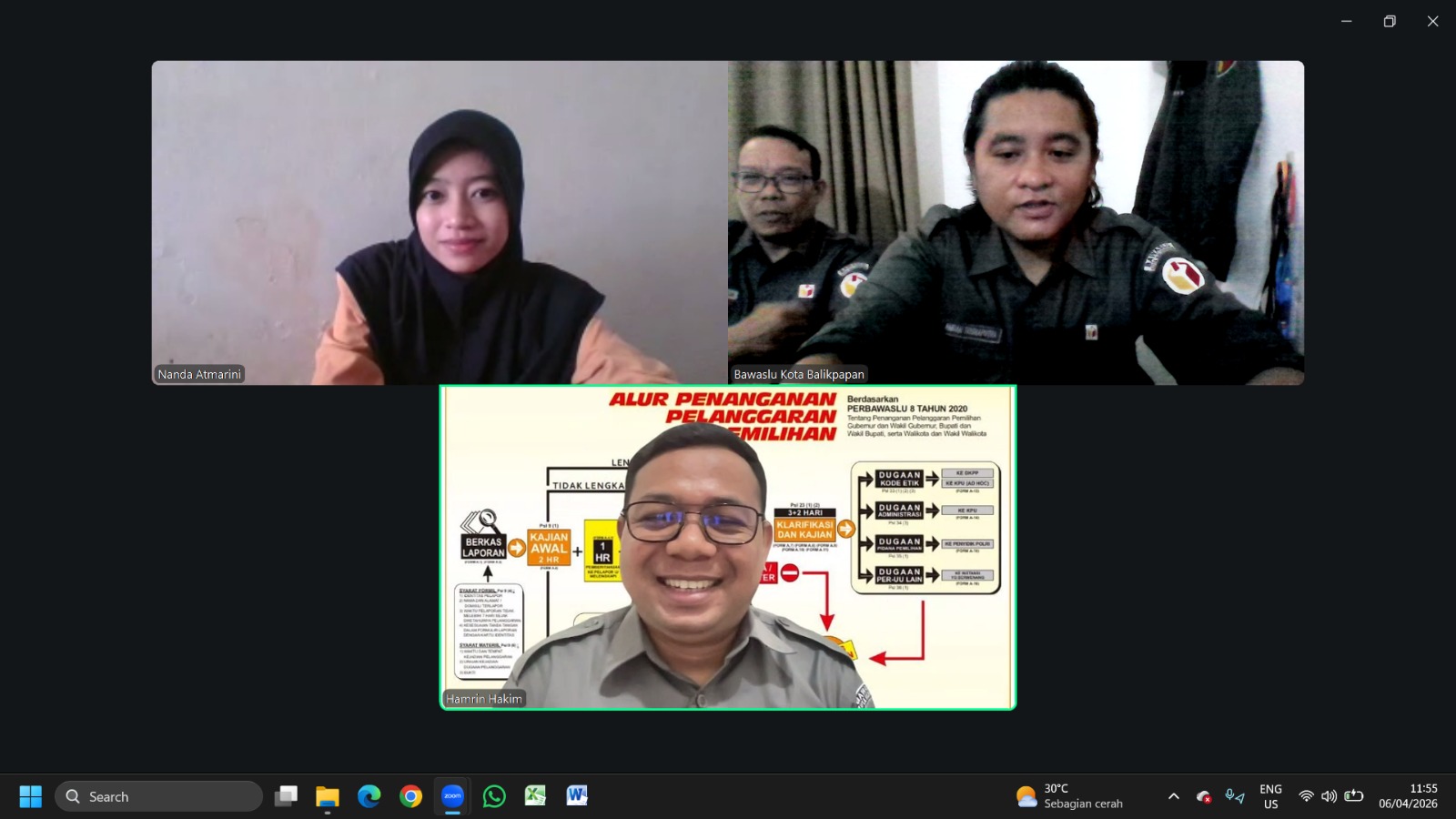 Anggota Bawaslu Kota Balikpapan, Hamrin menerima wawancara penelitian Mahasiswi UNMUL.