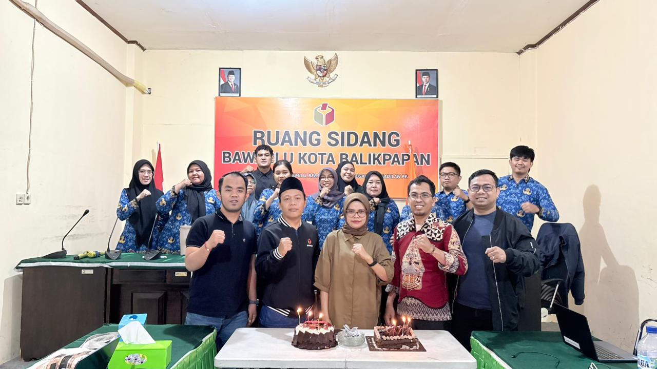 Ketua, Anggota, Kasek dan seluruh jajaran sekretarat Bawaslu Kota Balikpapan merayakan HUT Bawaslu ke-18.