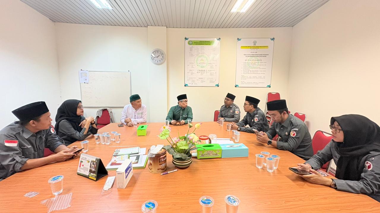 Ketua dan anggota Bawaslu Kota Balikpapan bersama pimpinan Dewan Masjid Indonesia (DMI) Kota Balikpapan