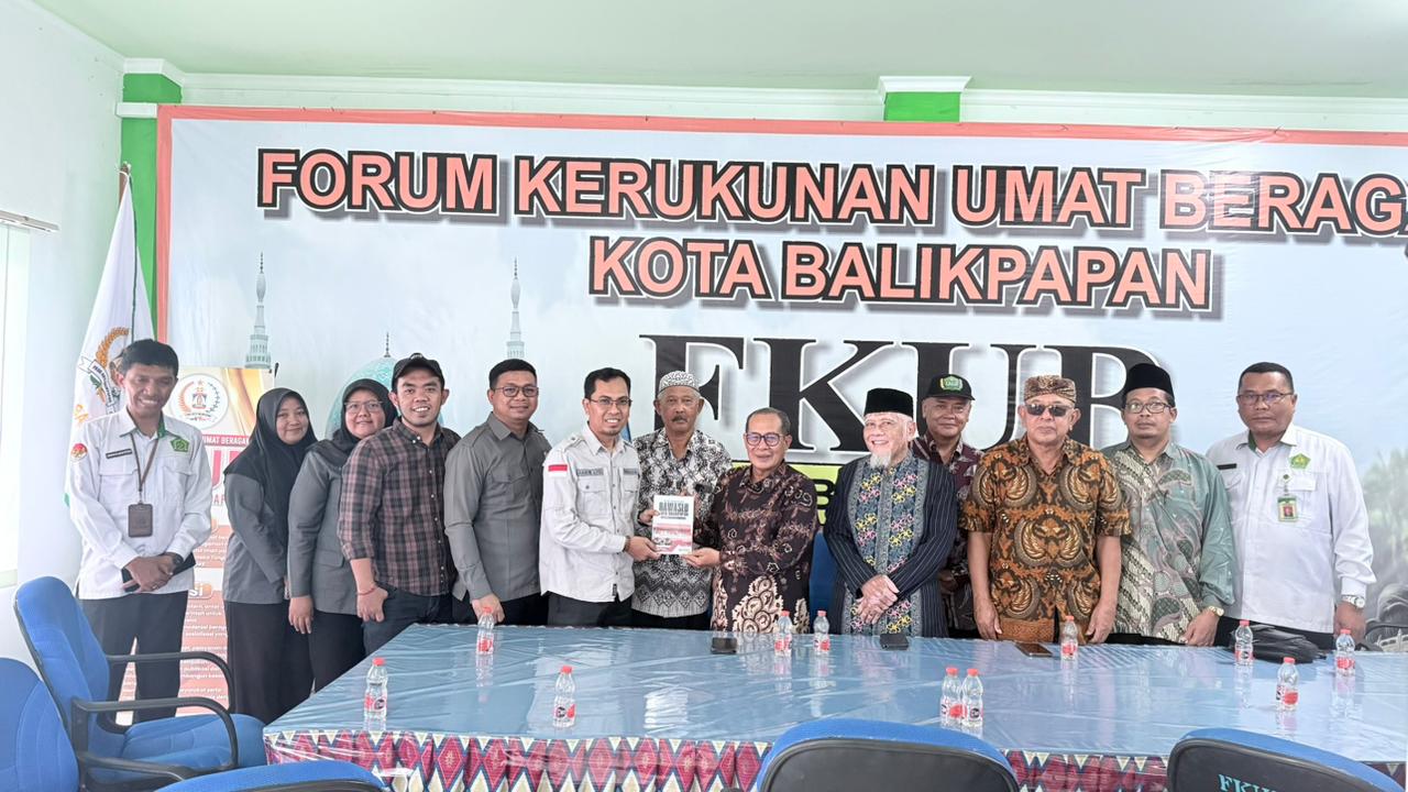 Anggota Bawaslu Kota Balikpapan bersama perwakilan pengurus FKUB Kota Balikpapan