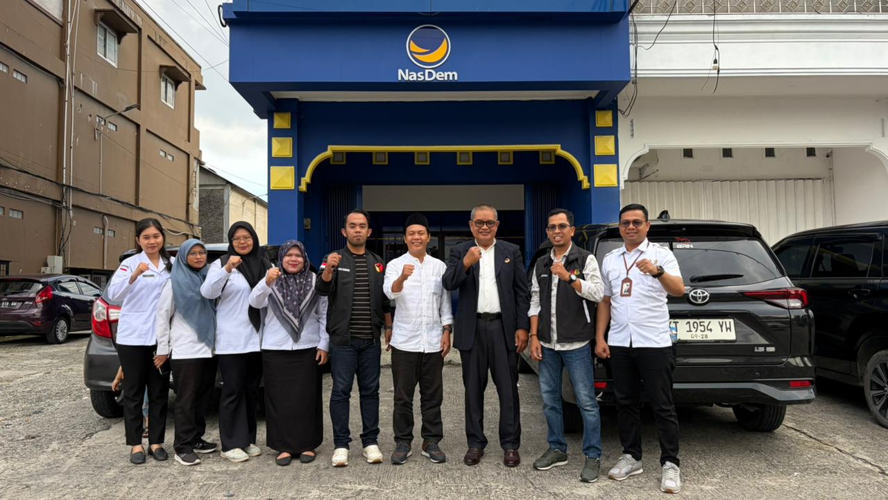 Anggota Bawaslu Balikpapan bersama Perwakilan DPD Partai Nasdem Kota Balikpapan