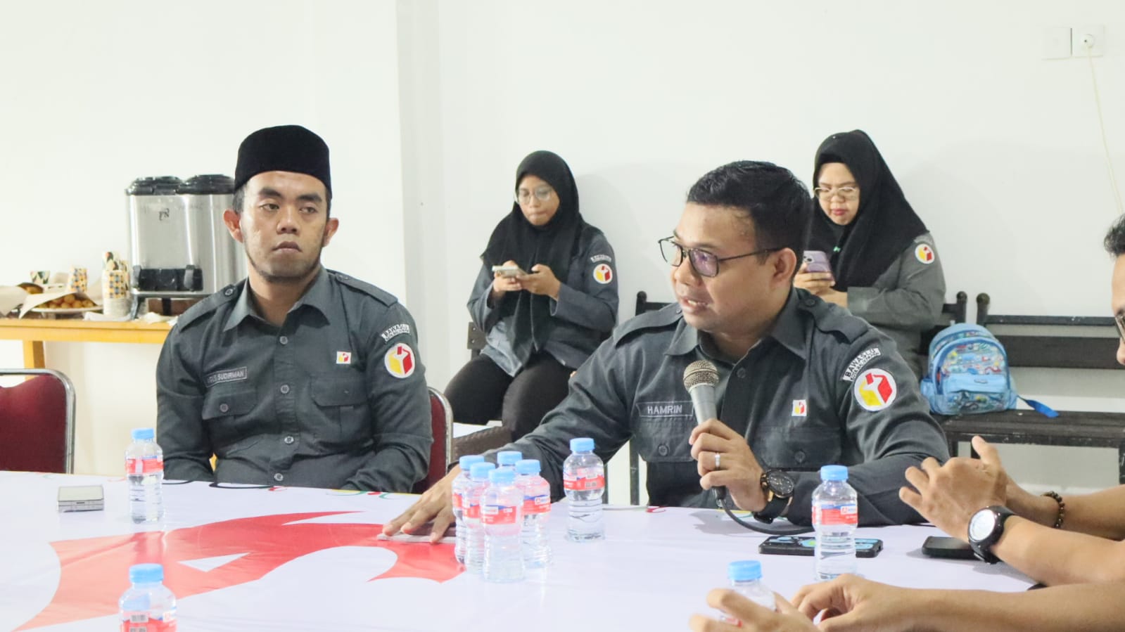Anggota Bawaslu Hamrin menyampaikan paparan kepada perwakilan Partai PSI Kota Balikpapan