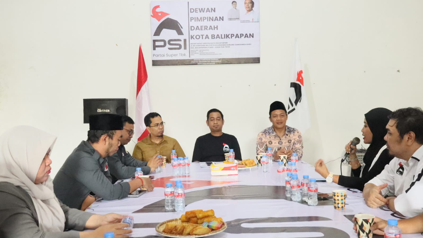 Anggota Bawaslu Kota Balikpapan berdiskusi dengan perwakilan PSI Kota Balikpapan