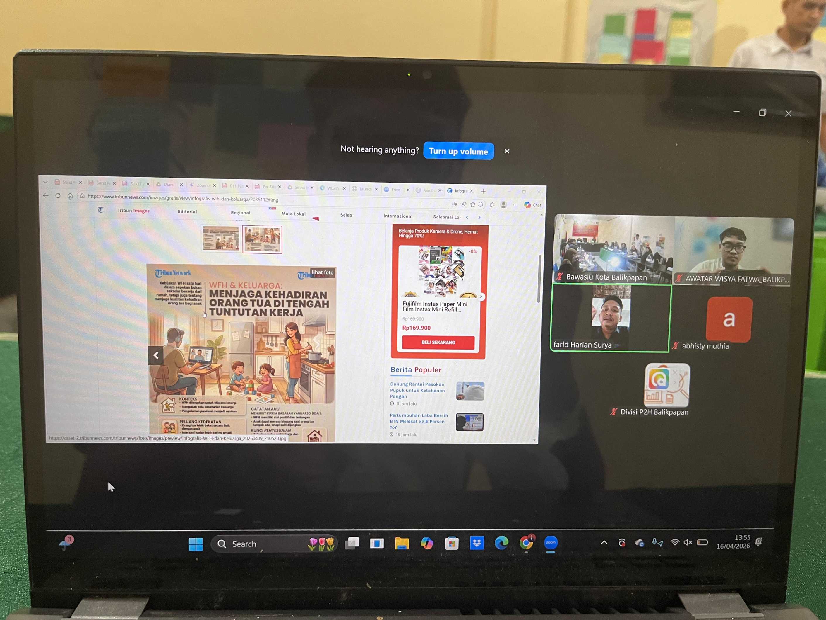 Pemaparan Jurnalis  Tribun Jatim Network, Farid Mukarrom, S.IP., yang memberikan materi secara interaktif via ruang virtual Zoom.