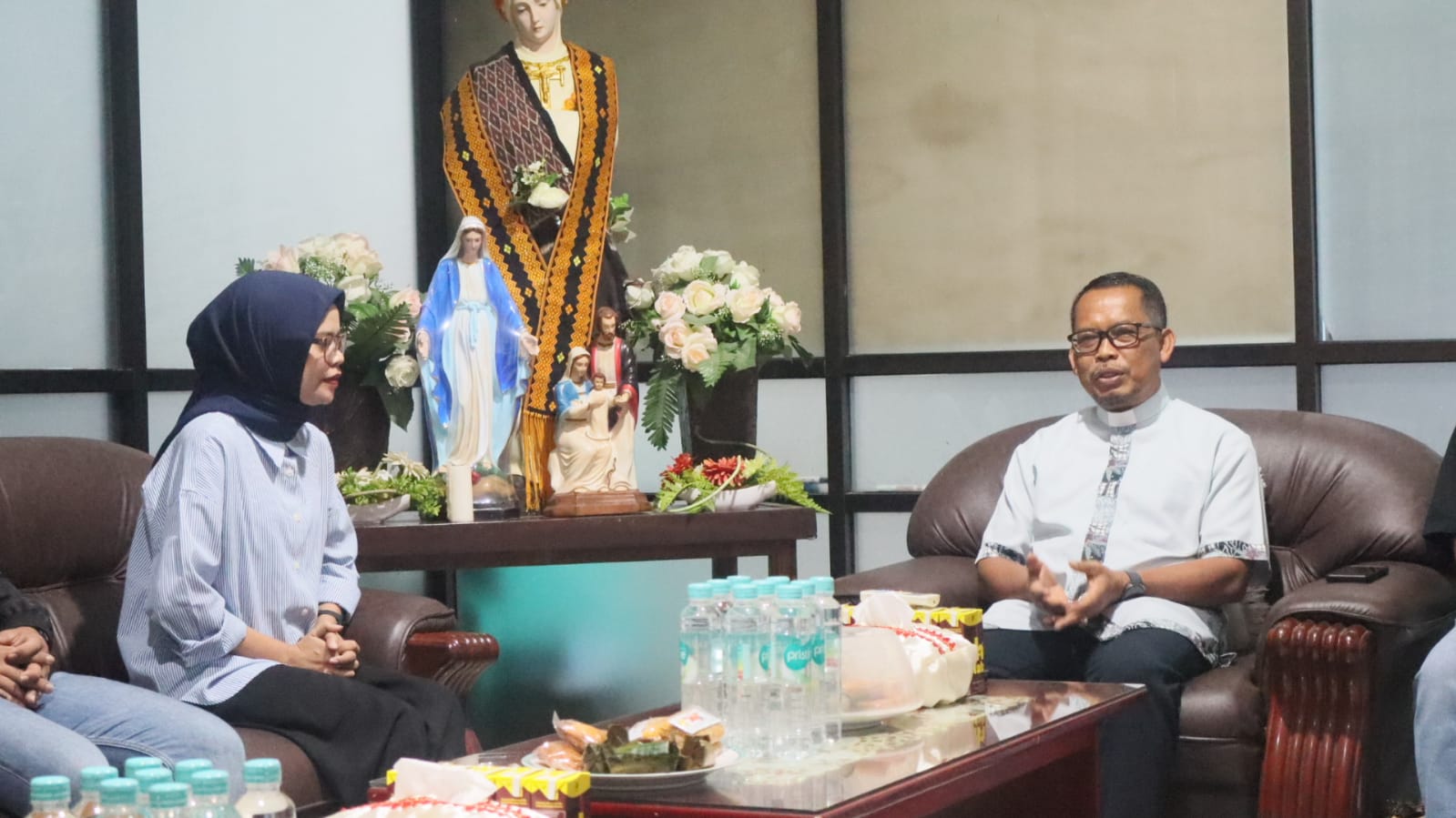 Ketua Bawaslu Balikpapan, Wasanti berdiskusi dengan pastur Felix Sumargono.