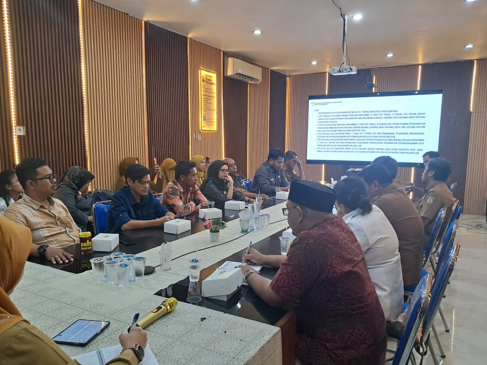 Kesbangpol, Bawaslu, KPU, Inspektorat Daerah, hingga BPKAD duduk bersama membahas Naskah Perjanjian Hibah Daerah (NPHD) menjadi payung hukum yang kuat dan akuntabel.
