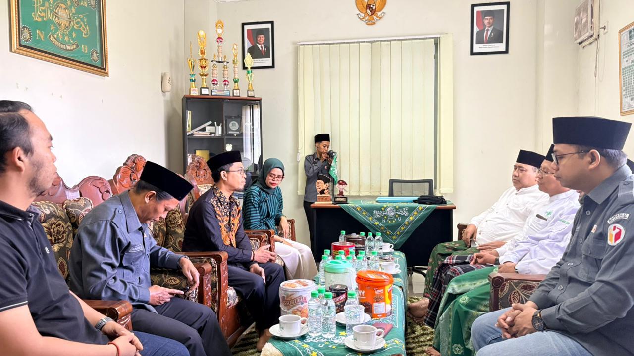 Ketua dan anggota Bawaslu Kota Balikpapan kulo-nuwun ke Kantor PCNU Kota Balikpapan