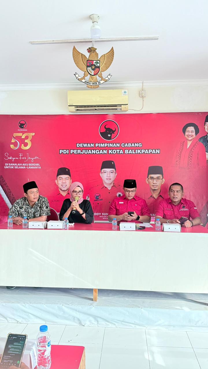Ketua dan anggota Bawaslu Balikpapan bersama pimpinan partai PDI-Perjuangan Kota Balikpapan