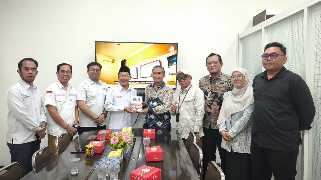 Anggota Bawaslu Balikpapan menyerahkan Buku Potret Pengawasan Pilkada 2024 kepada pengurus Universitas Mulia