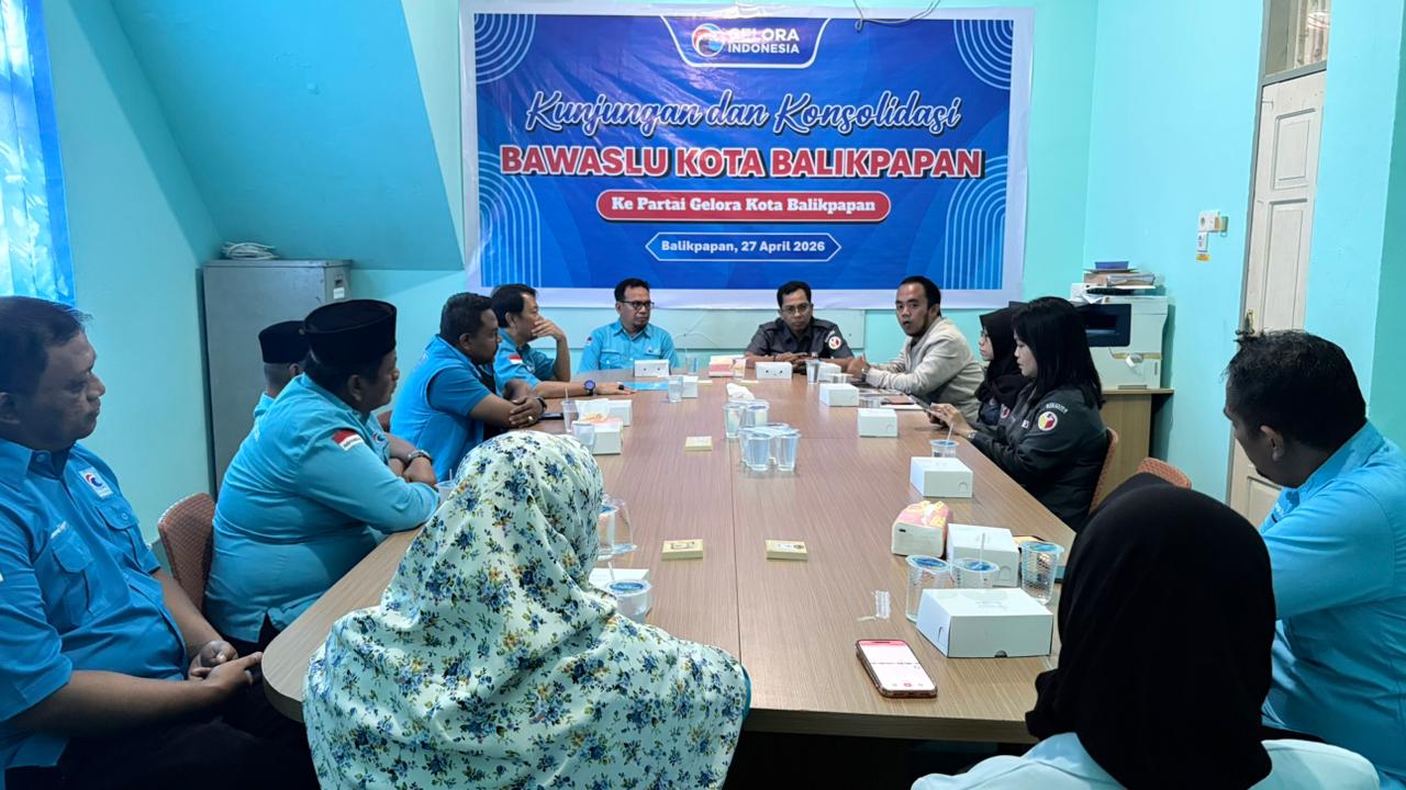 Anggota Bawaslu Balikpapan beramah tamah dan berdiskusi dengan pengurus DPD Gelora Balikpapan