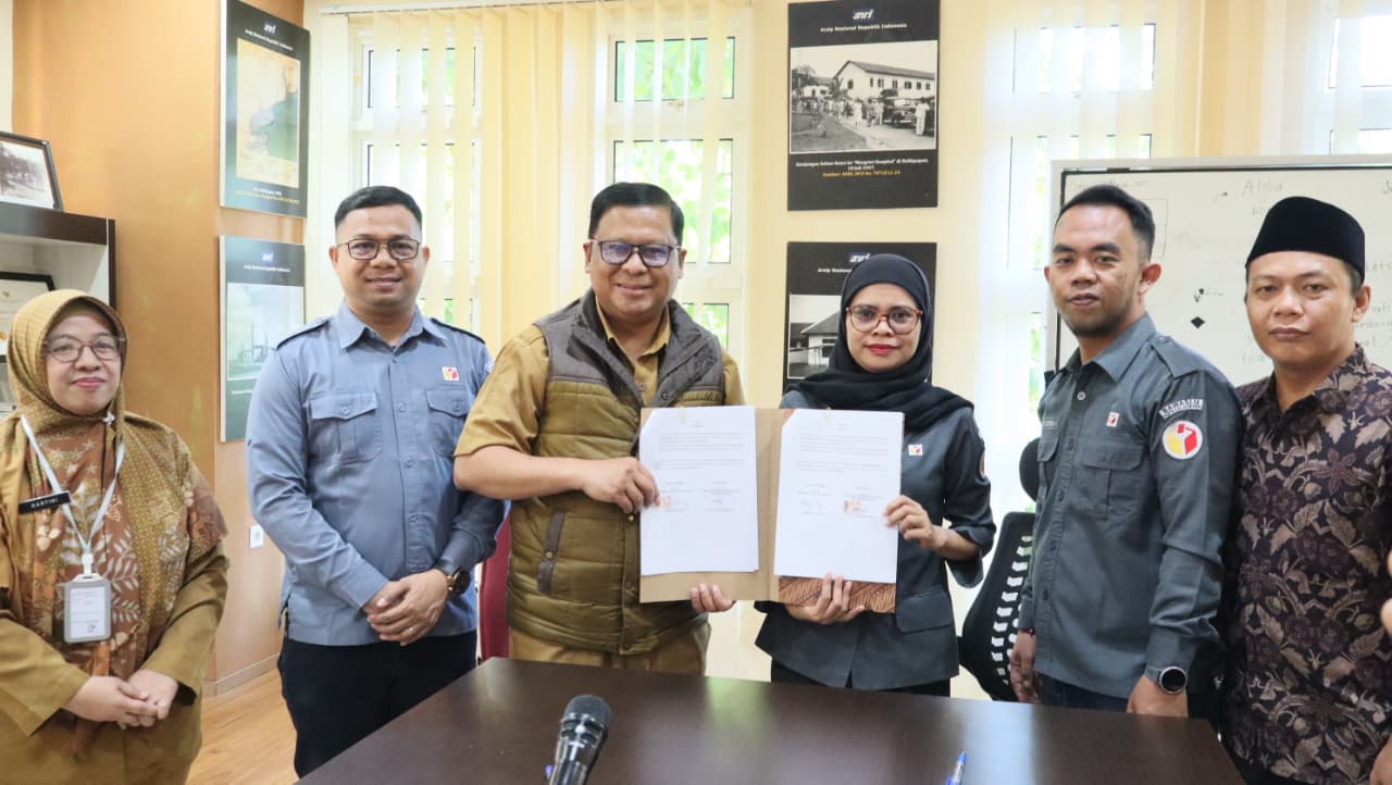 Ketua Bawaslu Balikpapan melakukan penandatanganan PKS bersama Dinas Perpustakaan dan Arsip (Dispustakar) Kota Balikpapan.