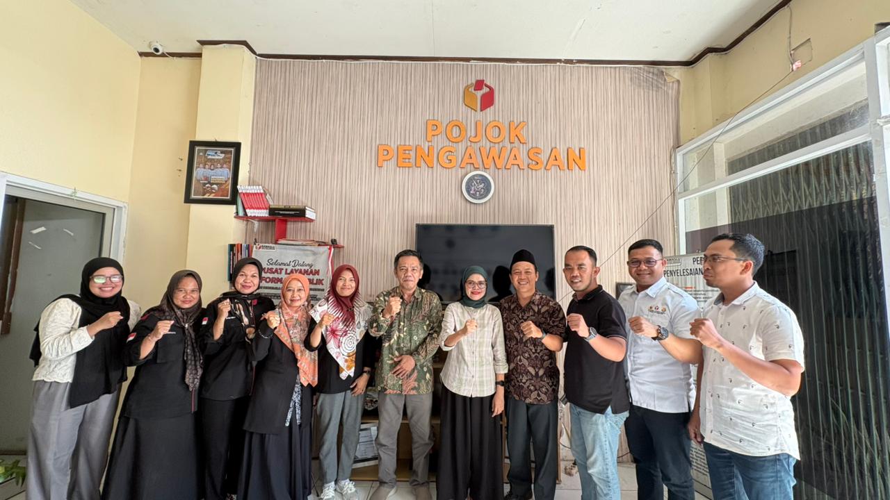 Ketua dan Anggota Bawaslu Balikpapan menerima kunjungan Direktur dan perwakilan Perpustakaan Kota Balikpapan