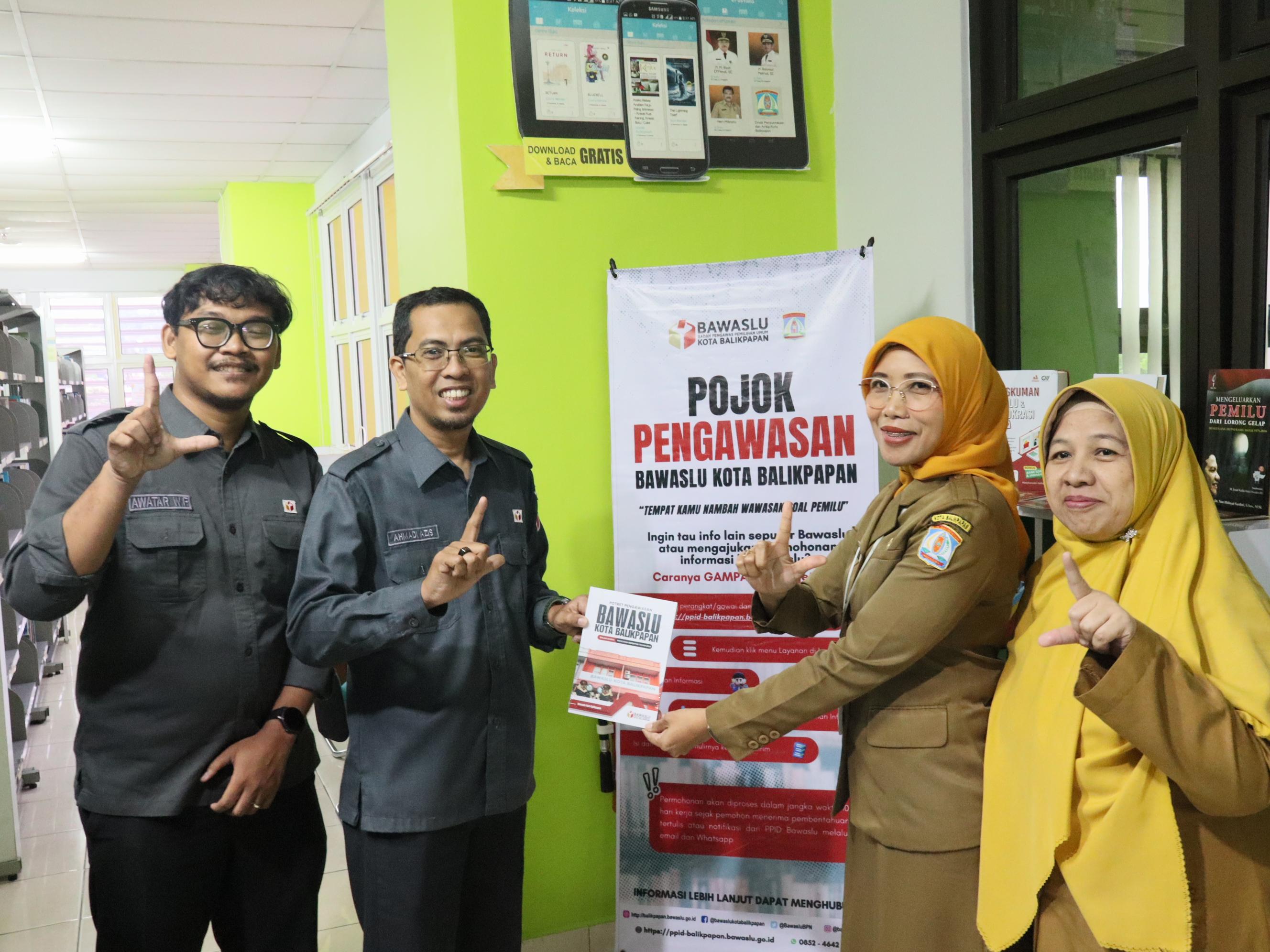 Dokumentasi Bawaslu Kota Balikpapan Menyerahkan Buku-Buku Kepemiluan