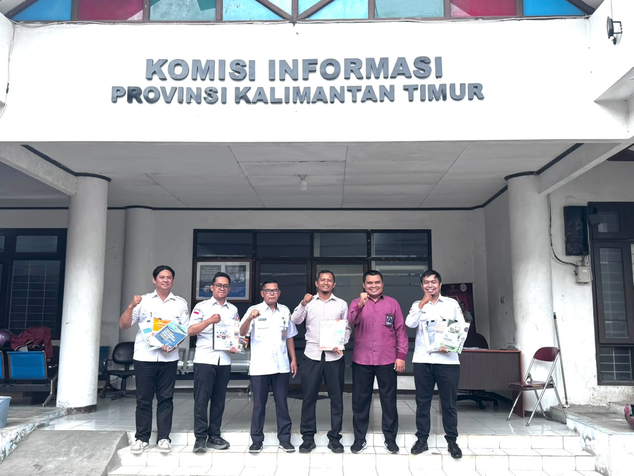 Bawaslu Kota Balikpapan Serahkan Laporan Layanan Informasi Publik Tahun 2025