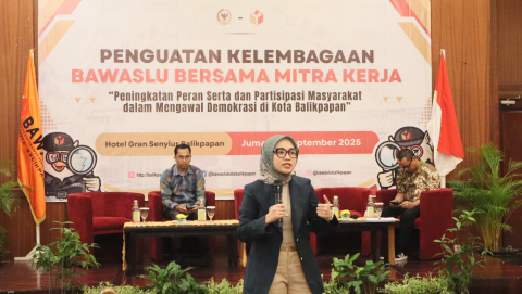 Neni Nur Hayati M.I.Kom. saat penyampaian materi