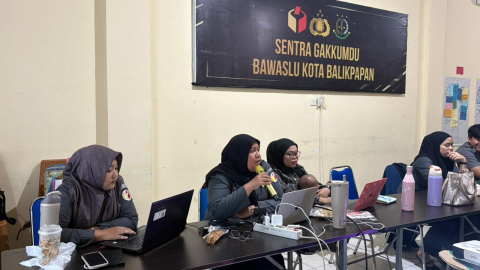 Staf SDM Anita(tengah) memaparkan penggunakan Aplikasi SAKTI