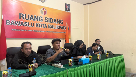 Anggota Bawaslu Provinsi Kalimantan Timur, Wamustofa Hamzah (2 dari kiri) menyampaikan pemaparan tata kerja dan pola hubungan Bawaslu.