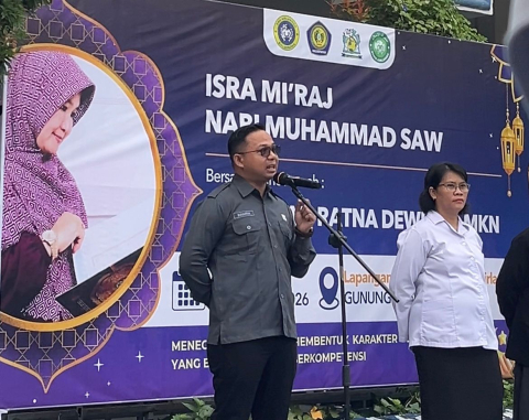 Anggota Bawaslu Kota Balikpapan, Hamrin,SH.,MH. memberikan ajakan reflektif bagi ratusan pelajar saat menjadi Pembina Upacara di SMK/SMA Airlangga Balikpapan, 