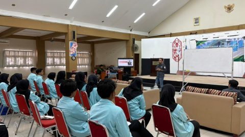 Anggota Bawaslu Kota Balikpapan, Agus Sudirman, SE.,ME. menyampaikan paparan di kegiatan LDKM.