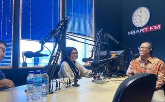 Wasanti, S.H., M.H selaku Ketua Bawaslu Kota Balikpapan menjadi narasumber di radio Smart.FM