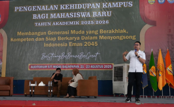 Anggota Bawaslu Kota Balikpapan Hamrin pada saat penyampaian materi di kegiatan PKKMB STT Migas Balikpapan, Jum’at (22/8/2025)