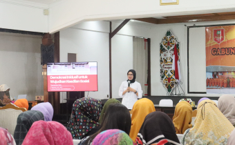 Ketua Bawaslu Kota Balikpapan, Wasanti, S.H., M.H. menyampaikan paparan didepan puluhan anggota Gabungan Organisasi Wanita