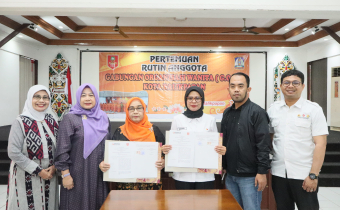 Ketua dan anggota Bawaslu Balikpapan (tiga dari kanan) melakukan penandatanganan Nota Kesepahaman (MoU) dengan Ketua GOW Balikpapan.