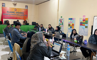 Vionita Dwi Anggiri saat menyampaikan materi dalam kegiatan BERDIKARI 