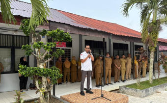 Anggota Bawaslu Balikpapan, Ahmadi Azis memberikan amanat upacara didepan puluhan siswa SMAN Kota Balikpapan