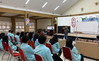 Anggota Bawaslu Kota Balikpapan, Agus Sudirman, SE.,ME. menyampaikan paparan di kegiatan LDKM.