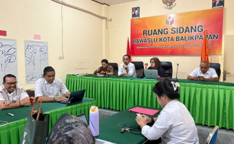 Ketua Bawaslu Balikpapan memimpin rapat penyusunan Program Bawaslu Balikpapan Tahun 2026